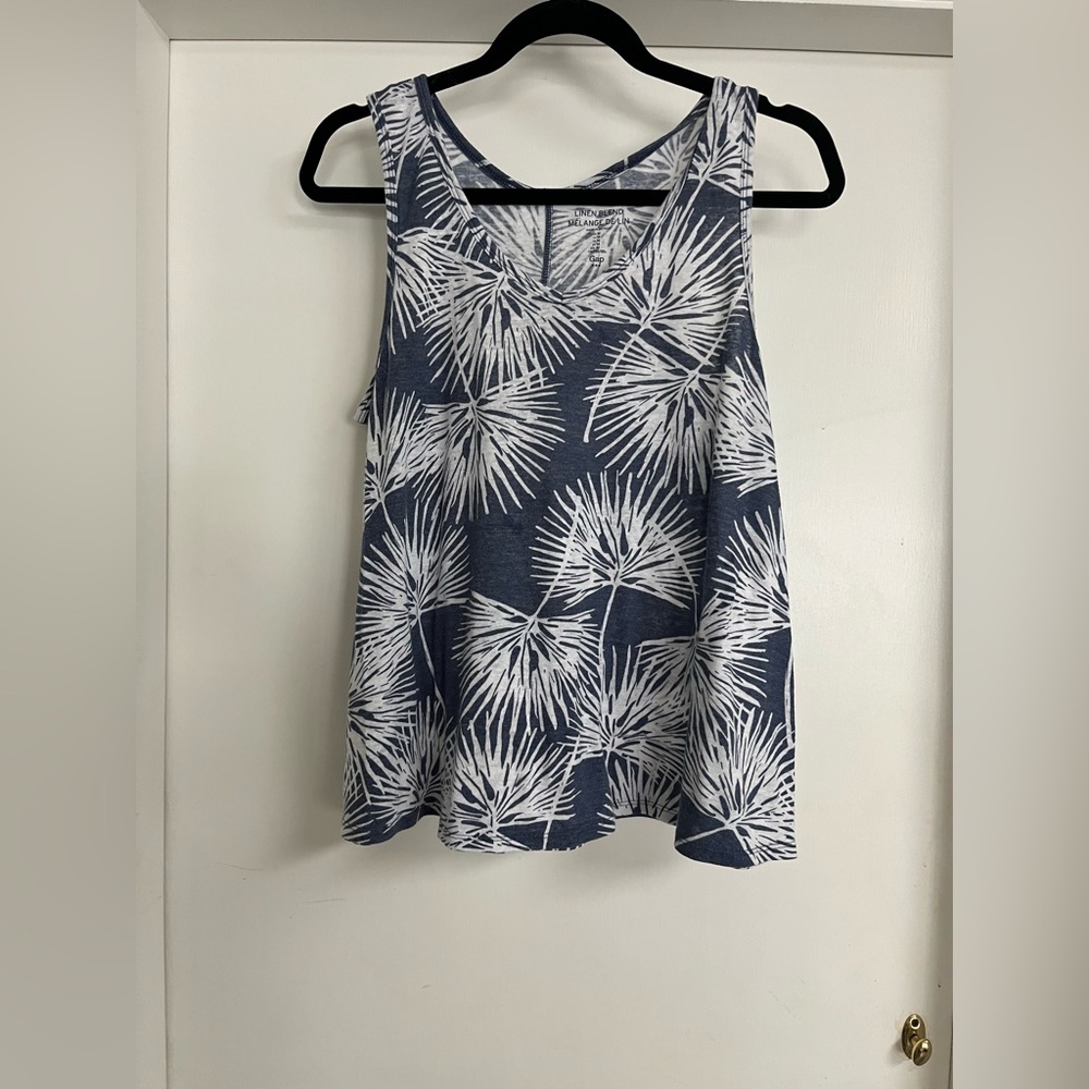 Gap EUC!  Linen blend v neck sleeveless top in blue with white palm design. Sz M